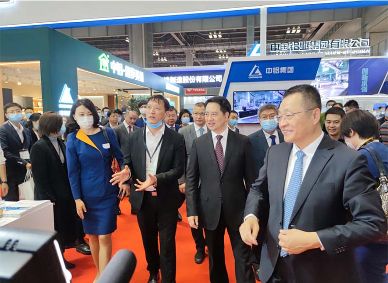 铝板厂家_全国政协常委、中国有色金属工业协会党委书记葛红林等领导到公司展位参观指导